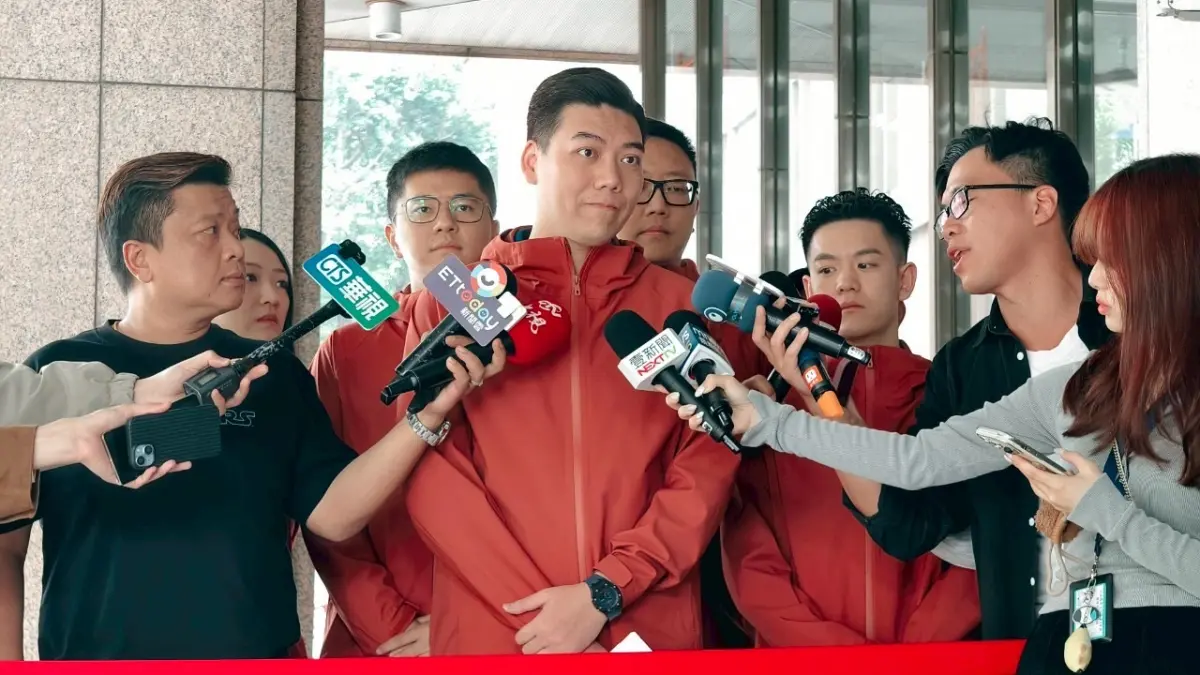 ▲罷免民進黨立委吳思瑤、吳沛憶團體到中選會領取第二階段連署表格。（圖／罷團提供）