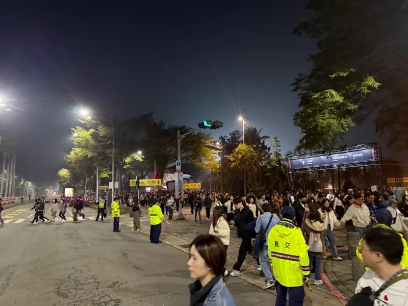 ▲告五人巡迴演唱會將12日19時在高雄世運主場館登場，世運大道將於當日12時至24時實施交通管制。高市警局也於散場時，加派警力疏導人潮。(圖／高市警局交通大隊提供)