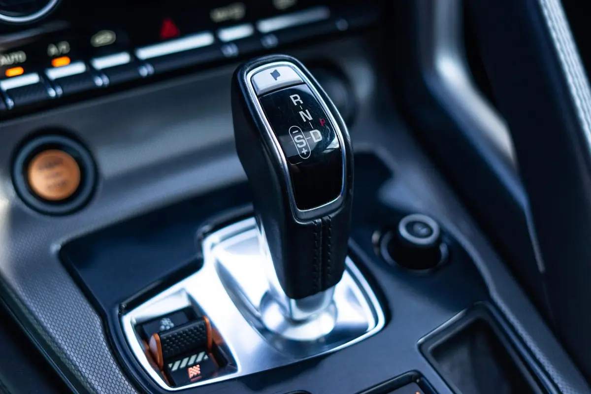 ▲停車等紅燈要打P檔還是N檔，相信是不少車主心中的問題，就有達人揭開正確做法。（圖／取自pixabay）