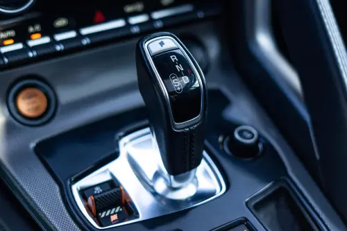 停車等紅燈要打P檔還N檔？達人公布正解　一堆車主尷尬：做錯好久
