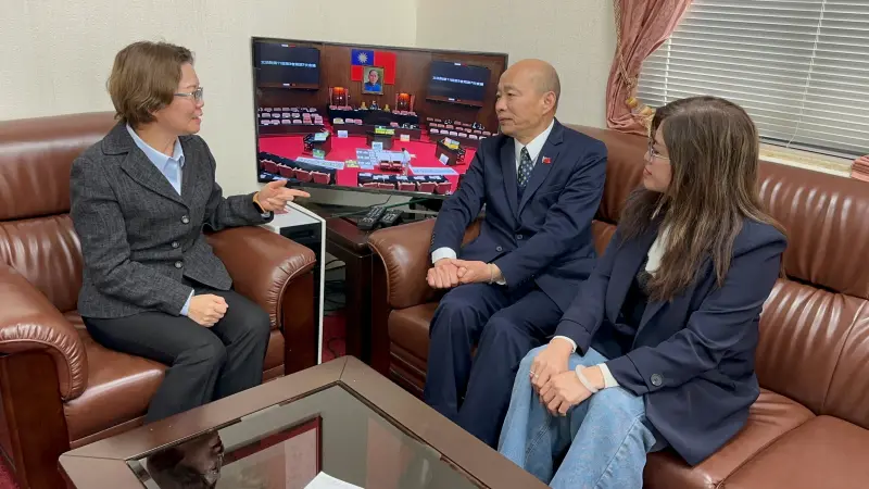 ▲民眾黨立委劉書彬（左）、麥玉珍（右）探望韓國瑜，透露韓國瑜對台灣內憂外患卻開不了會感到遺憾。（圖／劉書彬辦公室提供，2025.04.08）