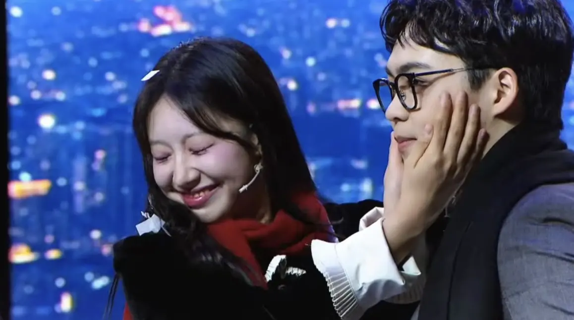 ▲韓籍「啦啦隊女神」禹洙漢（左）登上《賀瓏夜夜秀2》，當眾親撫賀瓏雙頰，還主動勾手依偎在旁，而同場的河智媛直接摟上其肩膀，場面好笑又害羞。（圖／翻攝自薩泰爾YouTube）