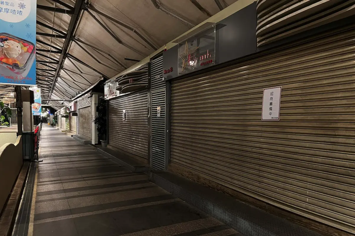 ▲有民眾近日走訪碧潭商店街，驚見整排店家拉下鐵門、現場冷清沒人潮，不禁感嘆「店家都沒有了…」。（圖／取自臉書社團「我是新店人」）