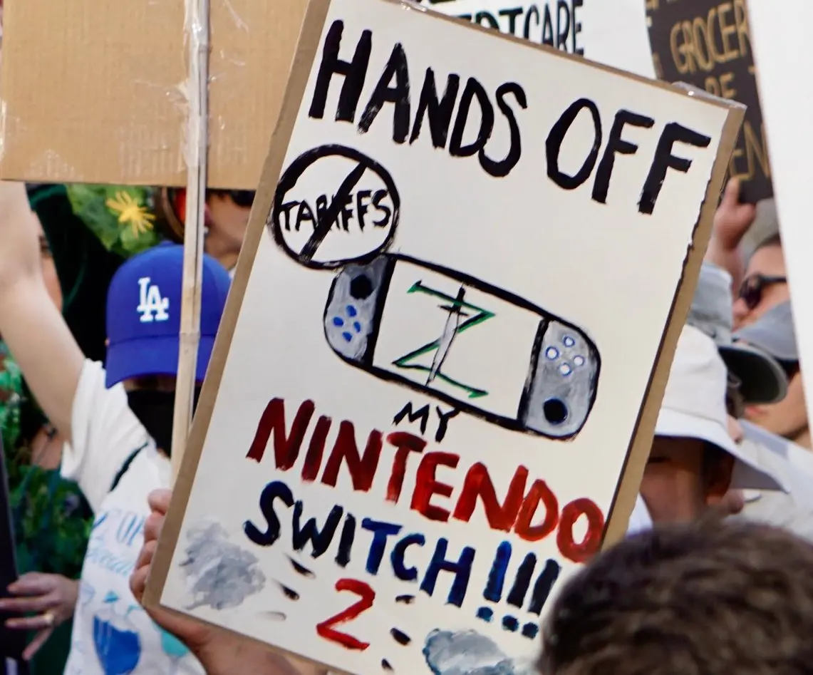 ▲美國總統川普「對等關稅」引發全球股災，有美國玩家上街頭抗議，希望川普放過剛發佈的遊戲機 Switch 2。（圖／翻攝自X）