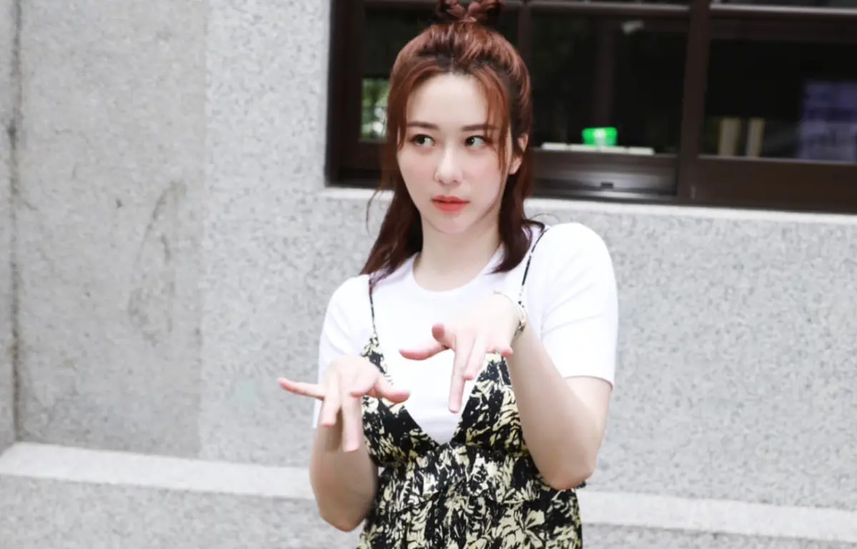 ▲今日娛樂搶先看：張景嵐（如圖）被爆穩交星2代陳銳2年完婚；譚艾珍深夜哀悼「孫子」顏正國病逝；于朦朧墜樓案持續燒，屍檢報告疑似被外流。（圖／翻攝自張景嵐臉書）