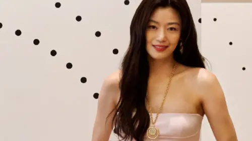 43歲的全智賢身穿粉色緞面長裙出席品牌活動,有眼尖的網友發現,全智賢在活動期間全程縮小腹,認為她身材不如當年,有部分粉絲認為是裙子太緊,感覺快不能呼吸。(圖/ELLE idol 微博) ▲全智賢(如圖)在和崔俊赫結婚後身下兩個小孩,不過身材依舊保持的很完美。(圖/ELLE idol 微博)