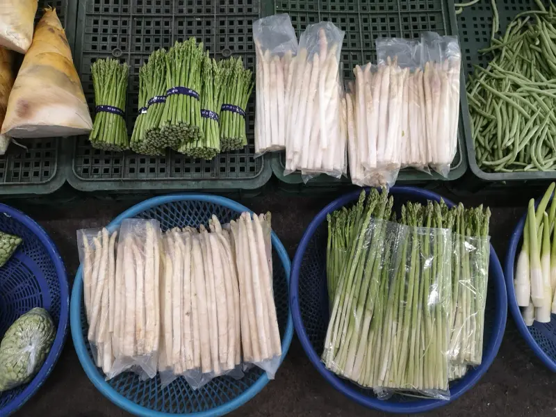 ▲台灣蘆筍產季在每年4月到10月，但受到去年台南大雨成災影響，「台南產區和台股一樣全軍覆沒」，因此產量十分稀少。（圖／廖烱程臉書）