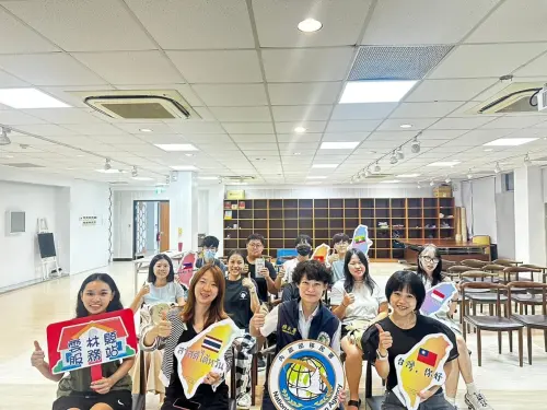 攜手雲林科技大學僑外生共同宣導。(圖/移民署提供) ▲攜手雲林科技大學僑外生共同宣導。(圖/移民署提供)