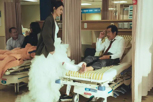 ▲秦漢騎單車赴女兒謝盈萱婚禮摔倒送醫，謝盈萱無奈嘆他「是個外星人」。（圖／Netflix提供）