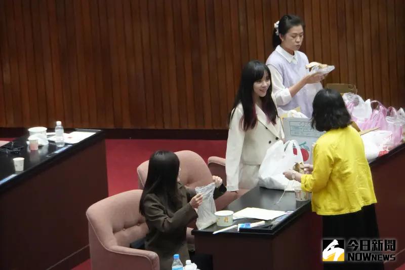 ▲民進黨立委杯葛議事，導致院會無法進行，中午時間在議場內吃午餐聊天。（圖／記者呂炯昌攝，2025.04.08）