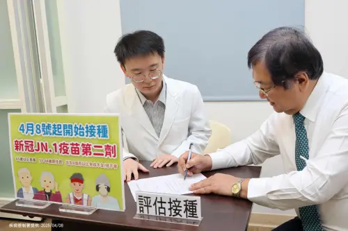 ▲衛福部邱泰源部長帶頭挽袖,完成接種新冠JN.1疫苗第2劑,期望藉由親身施打發揮領頭作用,讓符合接種資格民眾更踴躍接種。(圖/衛福部) ▲衛福部邱泰源部長帶頭挽袖,完成接種新冠JN.1疫苗第2劑,期望藉由親身施打發揮領頭作用,讓符合接種資格民眾更踴躍接種。(圖/衛福部)