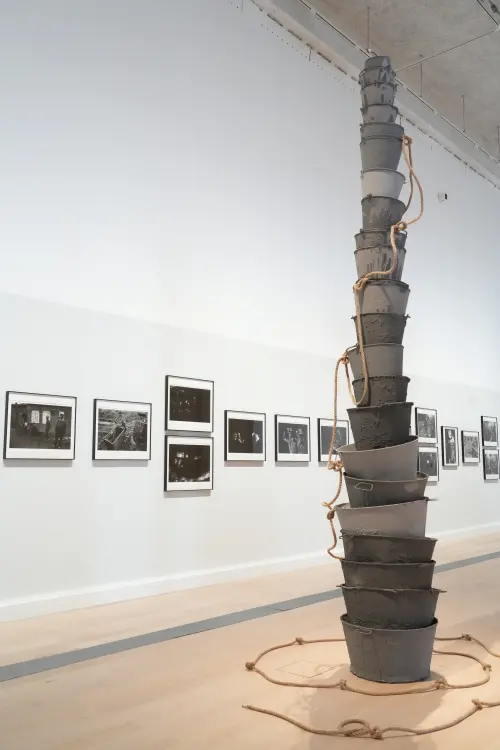 「往來/照見」典藏研究展,透過50件橫跨1930年代至今的藝術創作,回溯新北市在不同歷史階段的人文、自然、社會記憶、文化脈絡與城市共同體的生成過程 ▲「往來/照見」典藏研究展,透過50件橫跨1930年代至今的藝術創作,回溯新北市在不同歷史階段的人文、自然、社會記憶、文化脈絡與城市共同體的生成過程