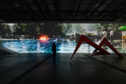 「新店男孩」藝術家透過從長居新店郊區的經驗與觀察,結合遊戲引擎、沉浸式投影與傳傳統媒材 ▲「新店男孩」藝術家透過從長居新店郊區的經驗與觀察,結合遊戲引擎、沉浸式投影與傳傳統媒材