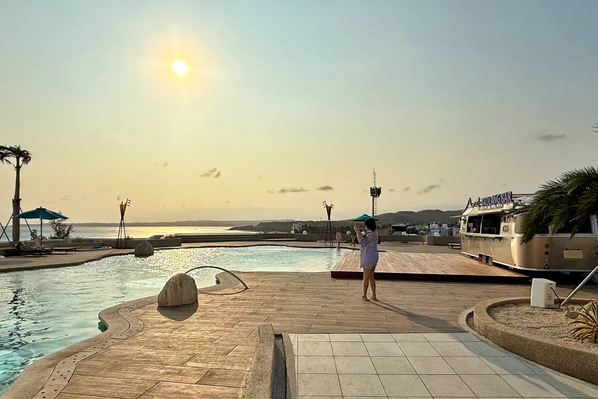▲聯上集團旗下飯店品牌Hotel dùa進駐墾丁，位在墾丁大街核心區域，最大亮點是頂樓有360度環形「滔浪酒吧空中泳池」，落日時分來此有醉人美景。（圖／記者葉盛耀攝）