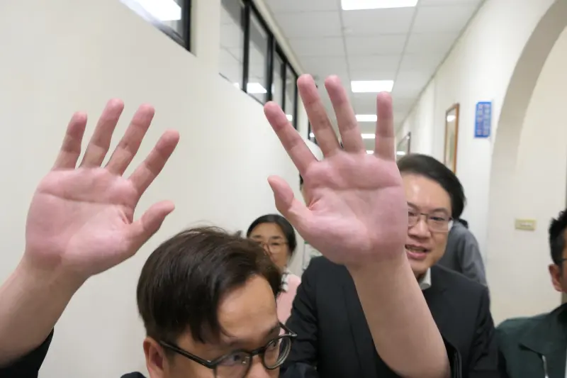 ▲國民黨桃園議員詹江村曝光民進黨秘書長林右昌，到桃園市議會密會民進黨議員的畫面。（圖／詹江村臉書，2025.04.08）