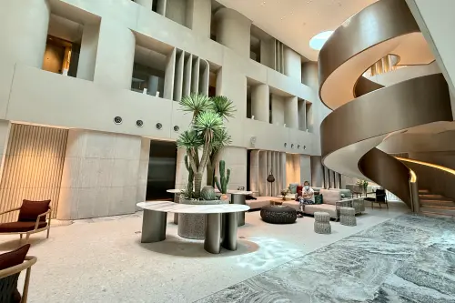 ▲來到hotel dua別忘記坐在大廳，欣賞屋頂泳池透過陽光灑下來的波光。（圖／記者葉盛耀攝）