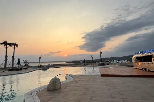 ▲墾丁首座 360 度環景，夢幻空中泳池，從早晨、夕陽、夜空一次擁有。（圖／記者葉盛耀攝）