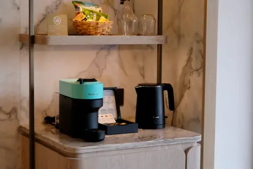 ▲飯店備品包含新款Bose戶外型喇叭、Nespresso膠囊咖啡機、新一代Panasonic NA27 吹風機等。（圖／記者葉盛耀攝）