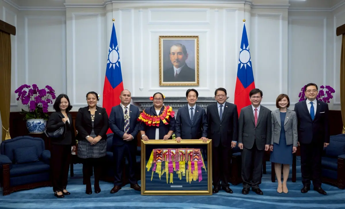 ▲賴清德在總統府秘書長潘孟安、外交部長林佳龍陪同下，接見並接受法莉莉呈遞到任國書。（圖／總統府提供）