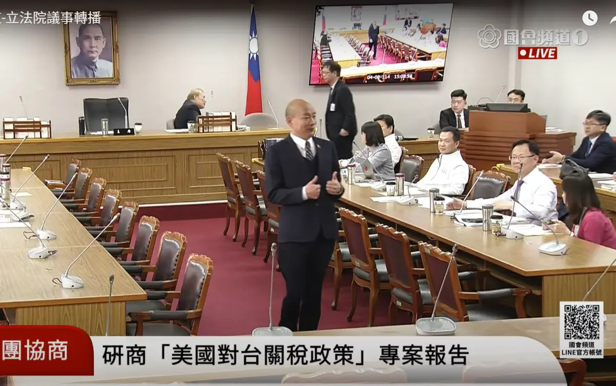 ▲柯建銘在協商冗長發言，韓國瑜宣布休息，離開前還如釋重負比讚。（圖／翻攝立院ivod系統）