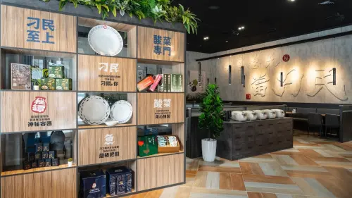 ▲刁民酸菜魚高雄富裕店，單一樓層的坪數高達112坪左右，空間挑高5米，總座位數高達122席，備有兩間各6人包廂。（圖／刁民酸菜魚提供）