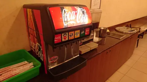 ▲大埕鐵板燒店內有提供免費飲料和湯品，供顧客無限量享用。（圖／大埕鐵板燒-八德店臉書）