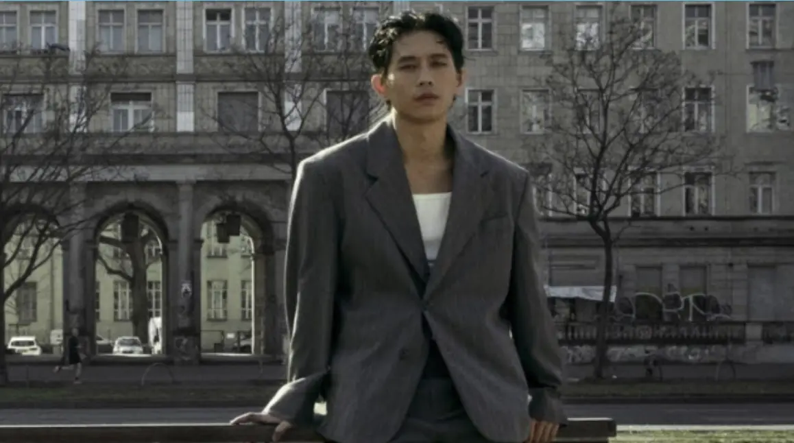 ▲「美聲歌手」柏霖PoLin（如圖）將推出新輯《允許萬物破碎》，親赴德國柏林街頭獨自起舞拍攝MV，宛如化身街頭藝人，更找來張簡君偉、李格弟、游政豪、黃玠瑋等10多位金獎音樂人驚喜合作。（圖／索尼音樂提供）