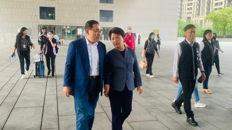 ▲新北市長侯友宜拜訪台中市長盧秀燕，兩人連走路時都在聊關稅危機。（圖／記者顏幸如攝，2025.04.08）