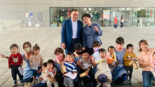 紓困多多益善!侯友宜同框盧秀燕挺880億 曝新北關稅衝擊4100億 ▲參訪的時間太短、想說的話太多!盧秀燕連和市府員工托嬰中心的小朋友合照,都忙著和侯友宜溝通。(圖/記者顏幸如攝,2025.04.08)