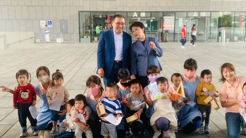 ▲參訪的時間太短、想說的話太多!盧秀燕連和市府員工托育中心的小朋友合照,都忙著和侯友宜溝通。(圖/記者顏幸如攝,2025.04.08)