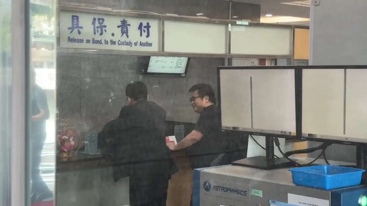 ▲謝宜容獲准交保不到10分鐘，親友帶100萬為她辦保。（圖／翻攝畫面）