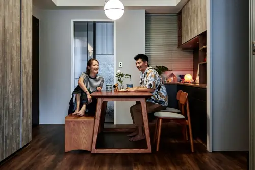 ▲對優渥實木情有獨鍾的Gigi、史丹利，從客廳帕瑪沙發、格柵搖椅到餐廳的凡島餐桌、湖濱長凳、小王子餐椅，一應俱全。（圖／歐德提供）