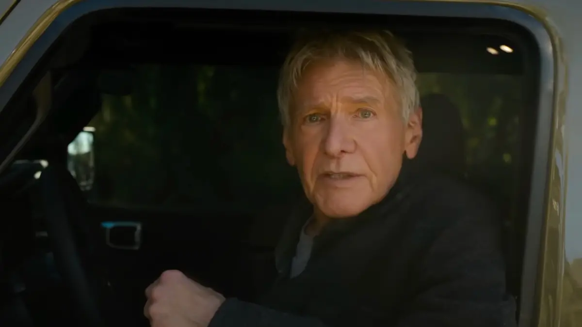 ▲好萊塢巨星哈里遜福特（如圖）為吉普車品牌Jeep拍攝了一支宣傳片，他在廣告中說：「果然還是Jeep適合，雖然我是福特（Ford）」，用自己的名字開了他牌諧音玩笑，讓網友笑說只有他可以。（圖／翻攝至Jeep廣告）