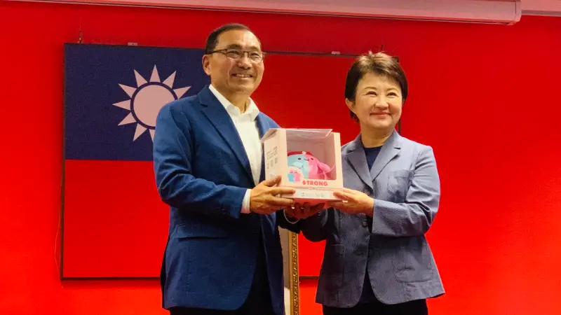 ▲侯友宜參訪台中市，送世壯運吉祥物「壯寶」娃娃給市長盧秀燕。（圖／記者顏幸如攝，2025.04.08）