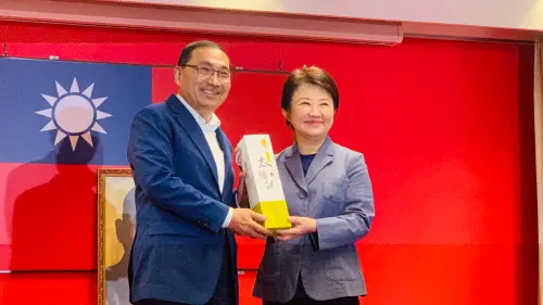 ▲盧秀燕送限量的「東泉辣椒醬口味」太陽餅給侯友宜。（圖／記者顏幸如攝，2025.04.08）