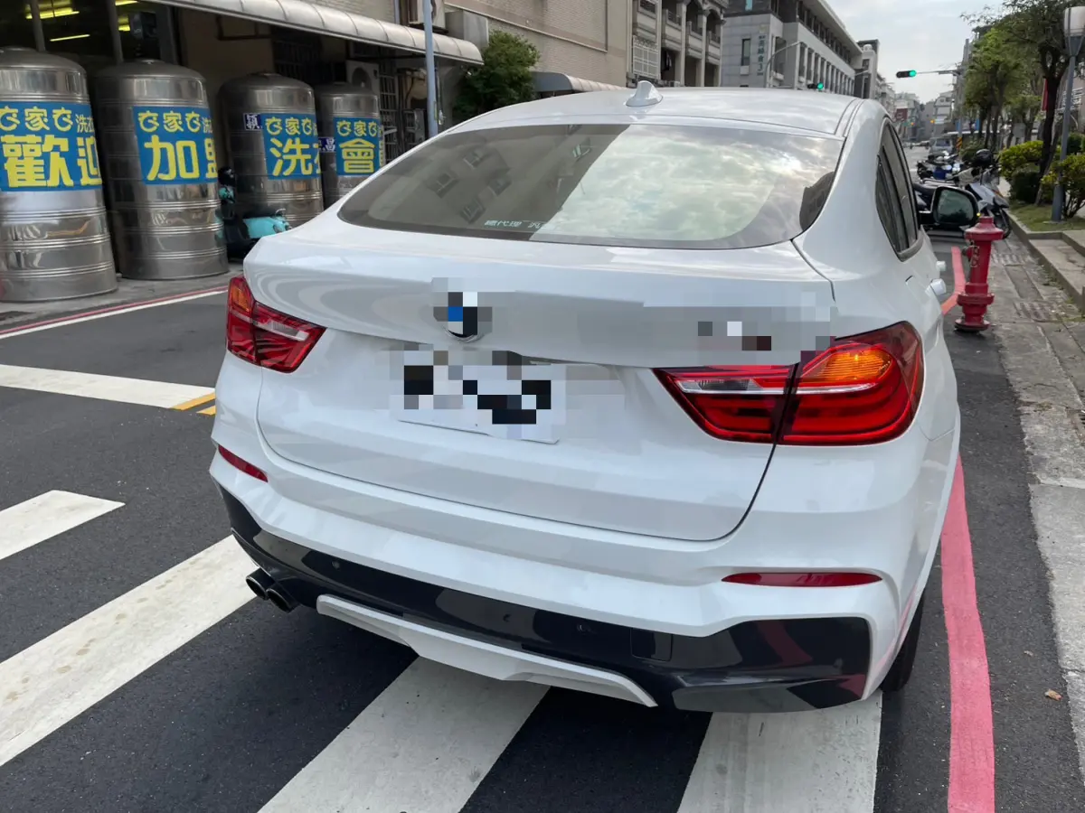 ▲黃姓駕駛被監理機關吊扣半年，竟訂製一面與原車號完全相同的偽造車牌。（圖／警方提供）