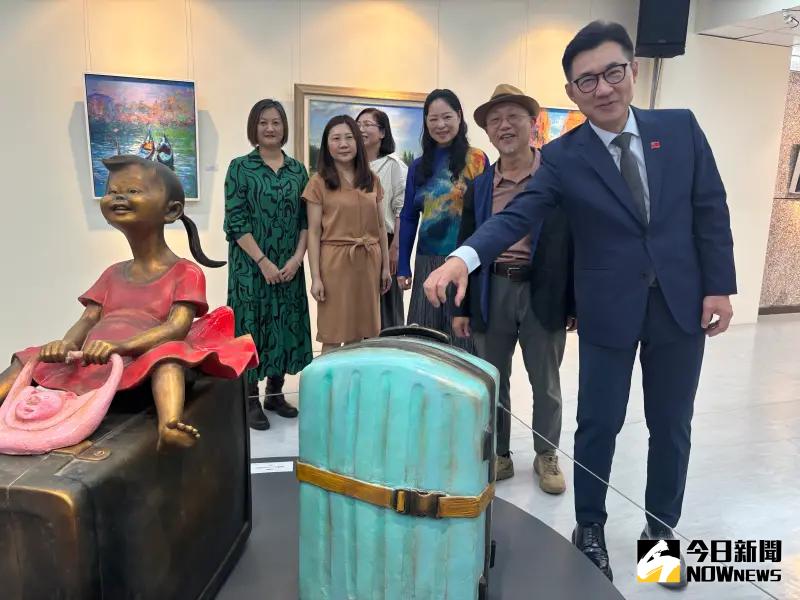 ▲台鐵新烏日站停車場變身藝文廊道，今日舉行首展開幕茶會，立法院副院長江啟臣應邀出席。（圖／記者金武鳳攝，2025.4.8)