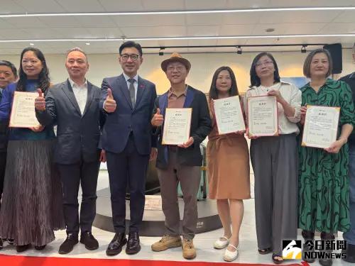 ▲台鐵新烏日站停車場變身藝文廊道，首展「入境＆入鏡」由雕塑家余燈銓等5名藝術家聯展至5月11日。（圖／記者金武鳳攝，2025.4.8)