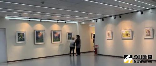 ▲台鐵新烏日站停車場變身藝文廊道，民眾停車後，可以慢下腳步欣賞，不再來去匆匆。（圖／記者金武鳳攝，2025.4.8)