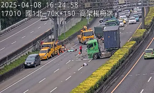 ▲國道1號楊梅路段驚傳嚴重車禍，一輛聯結車不明原因直接高速撞上正進行ETC門架施作的緩撞車。（圖／翻攝畫面）