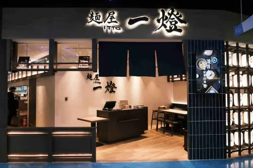 ▲麵屋一燈高雄夢時代店以海洋意象打造空間,藍染門簾與深藍壁磚展現靜謐氛圍,開放式吧檯傳遞東京職人精神,細節中體現對拉麵的極致講究。(圖/麵屋一燈提供) ▲麵屋一燈高雄夢時代店以海洋意象打造空間,藍染門簾與深藍壁磚展現靜謐氛圍,開放式吧檯傳遞東京職人精神,細節中體現對拉麵的極致講究。(圖/麵屋一燈提供)