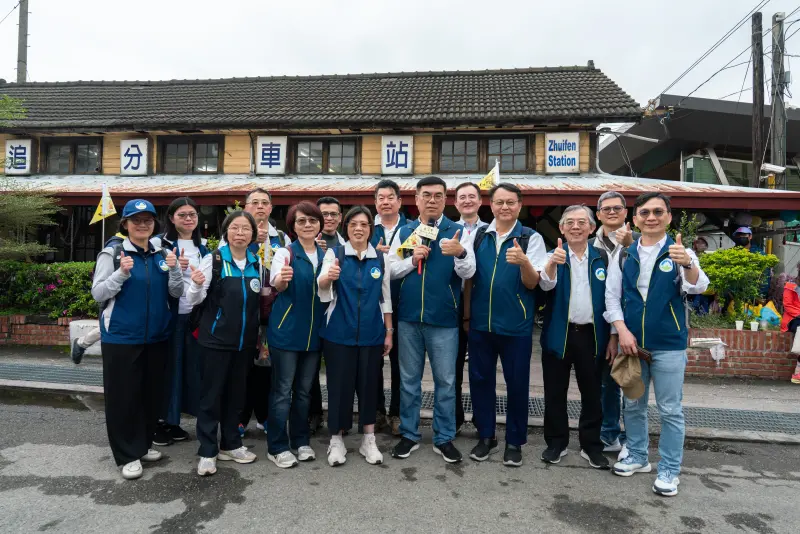 ▲環境部長率領各單位主管在追分車站前宣誓媽祖遶境臺灣乾淨。（圖／業者提供）