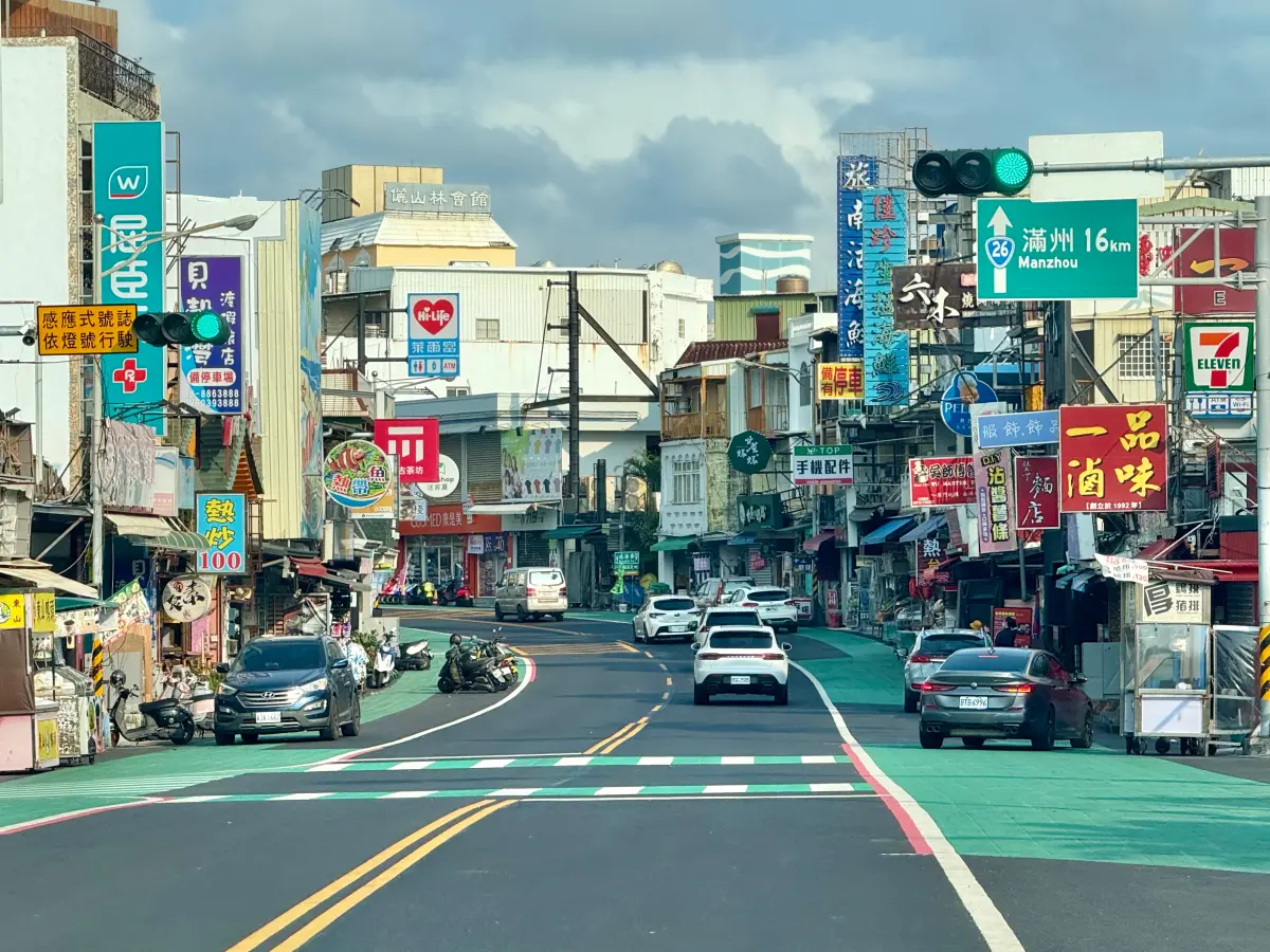 ▲這幾年墾丁遊客人潮遠不如以往，政府也積極舉辦活動，像是剛落幕沒幾天的台灣祭，雖然三天內迎來100萬人次朝聖，但旅宿業者卻表示對營收並沒有幫助，圖為墾丁大街。（圖／記者葉盛耀攝）