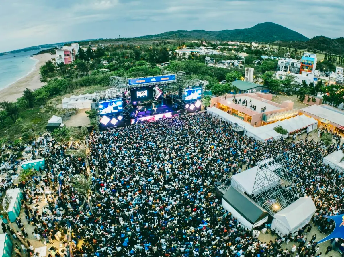 ▲2025年4月登場的台灣祭吸引人潮破百萬次，屏東縣政府再舉辦「恆春熱SSR（South Sound Rock）」國際音樂祭，今日登場至8月3日共4天，在墾丁大灣遊憩區登場，本文整理表演卡司、節目表、直播等資訊一文掌握。（圖／取自周春米臉書）