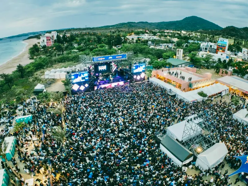 ▲2025年4月登場的台灣祭吸引人潮破百萬次，屏東縣政府再舉辦「恆春熱SSR（South Sound Rock）」國際音樂祭，今日登場至8月3日共4天，在墾丁大灣遊憩區登場，本文整理表演卡司、節目表、直播等資訊一文掌握。（圖／取自周春米臉書）