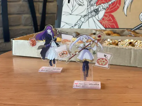 ▲「必勝客限定人物壓克力立牌（芙莉蓮／費倫）」加碼抽獎送。（圖／記者蕭涵云攝）