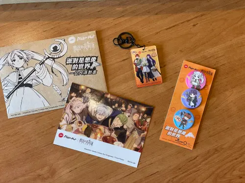 ▲必勝客聯名《葬送的芙莉蓮》打造 「一公尺派對盒」限定外盒，69元加購禮包有明信片、鑰匙圈、徽章等周邊。（圖／記者蕭涵云攝）