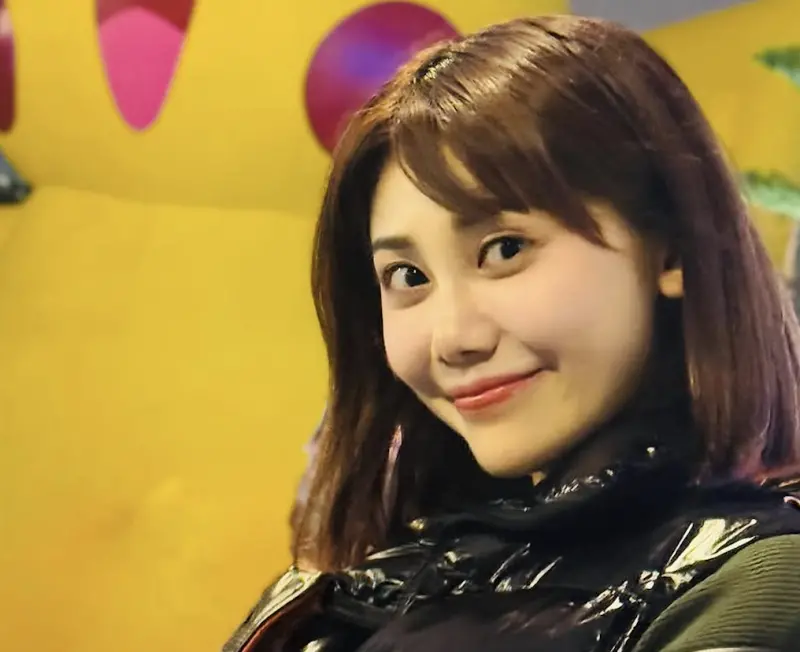 ▲前啦啦隊豆芽近日與樂天女孩一同出遊，沒想到在沙灘上疑似被黑衣男偷拍，於是她氣到拍下40秒的短影片揭露對方惡行。（圖／豆芽 IG）