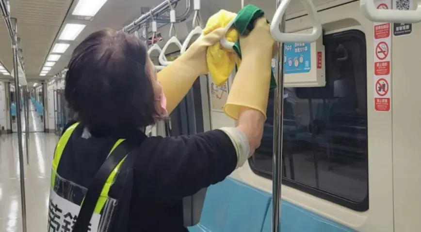 ▲北捷652位清潔人員都屬委外人力，工作10年特休才3天。（圖／翻攝台北捷運臉書）