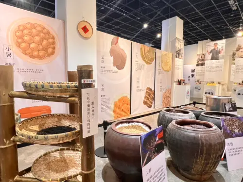 ▲展覽結合科技互動體驗，由義守大學數位多媒體設計學系操刀設計互動裝置，讓參觀者在遊戲中探索釀醬文化的多元風貌。（圖／屏東縣府提供）